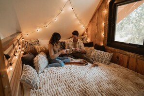 1 habitación, escritorio, tabla de planchar con plancha y cuna de viaje