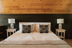 1 dormitorio, escritorio, tabla de planchar con plancha y cuna de viaje