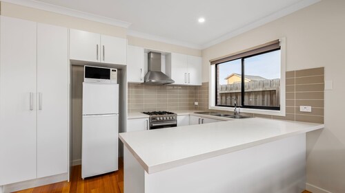 Our Beach House - Townhouse a short stroll to the Shops, Cafes, and Local Beach.