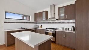 Fridge, microwave, oven, stovetop - Bayside Haven - High ceilings with stunning views (PORTARLINGTON)