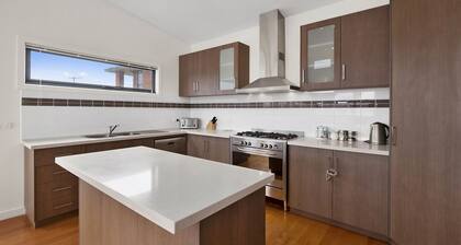 Bayside Haven - High ceilings with stunning views