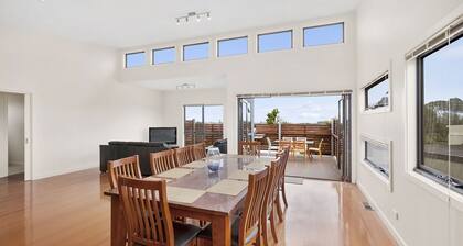 Bayside Haven - High ceilings with stunning views