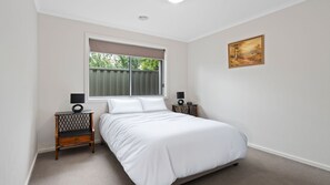 3 bedrooms, desk, WiFi, bed sheets