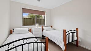 3 bedrooms, desk, WiFi, bed sheets