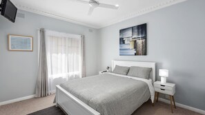 3 bedrooms, desk, WiFi, bed sheets