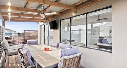 Portarlington Gem - Two storey retreat with great views.