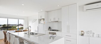 Portarlington Gem - Two storey retreat with great views.