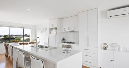 Portarlington Gem - Two storey retreat with great views.