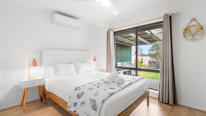 4 bedrooms, desk, WiFi, bed sheets - French Coastal Charm One Street from the Beach (PORTARLINGTON)