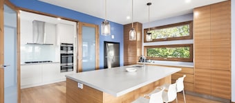 Kingfisher Beach House - Stunning getaway close to the beach and town centre.