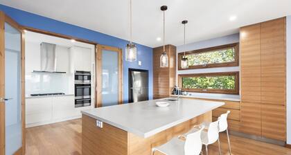 Kingfisher Beach House - Stunning getaway close to the beach and town centre.