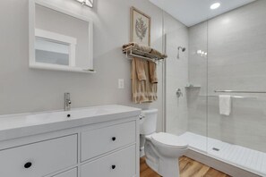 Hair dryer, towels - Sycamore Suite · Romantic Getaway on Main Street - Sycamore Suite (Millersburg)