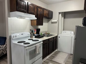 Réfrigérateur, four à micro-ondes, un four, surface de cuisson