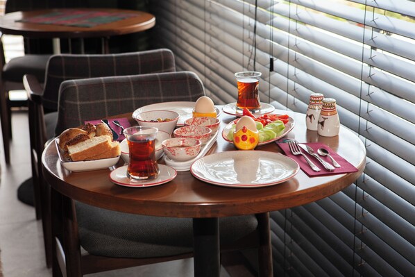 Desayuno con opciones de la cocina local diario (EUR 8 por persona)