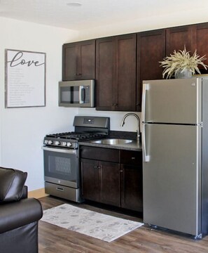 Kylskåp, mikrovågsugn, ugn och spishäll