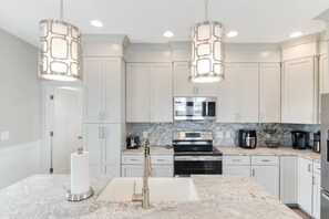 Réfrigérateur, micro-ondes, plaque de cuisson, lave-vaisselle