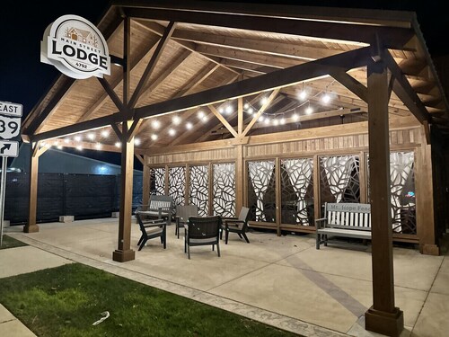 Romantic Getaway with Private Patio and Hot Tub on Main Street - Magnolia Suite