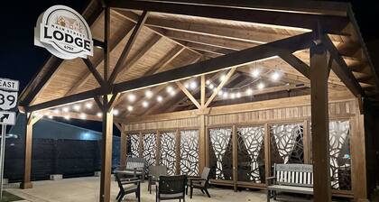 Romantic Getaway with Private Patio and Hot Tub on Main Street - Magnolia Suite