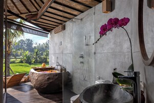 One Bedroom Paddies Pool Villa with 1x Floating Breakfast and with Daily Afternoon Tea | Badrum | Badkar och dusch, regndusch, gratis toalettartiklar och hårtork