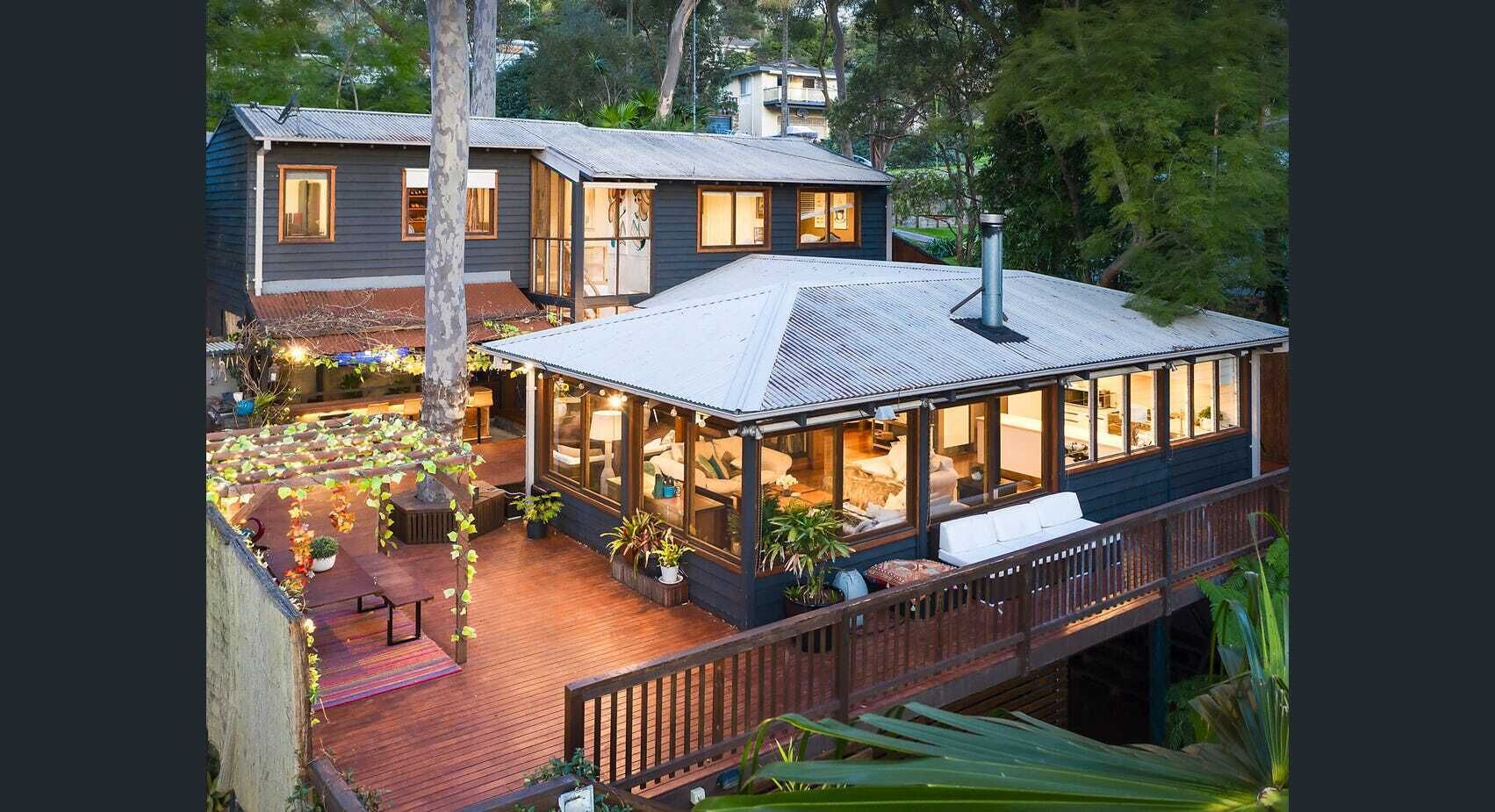 Unique home in the gum trees, water views, minutes to Beaches and Pittwater