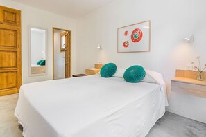 3 bedrooms, iron/ironing board, Internet, bed sheets