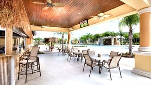 Un patio exterior con mobiliario y una piscina.