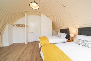 1 dormitorio, escritorio, tabla de planchar con plancha y cuna de viaje