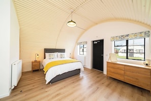 1 habitación, tabla de planchar con plancha y cuna de viaje
