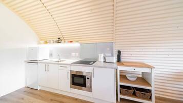 Geladeira, micro-ondas, cooktop, chaleira elétrica