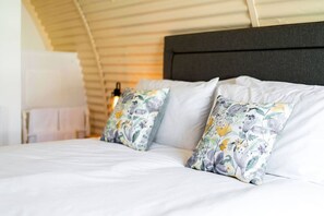 Desk, iron/ironing board, travel cot, free WiFi - Hut 35 at Cultybraggan Camp (Cultybraggan Camp, Comrie)