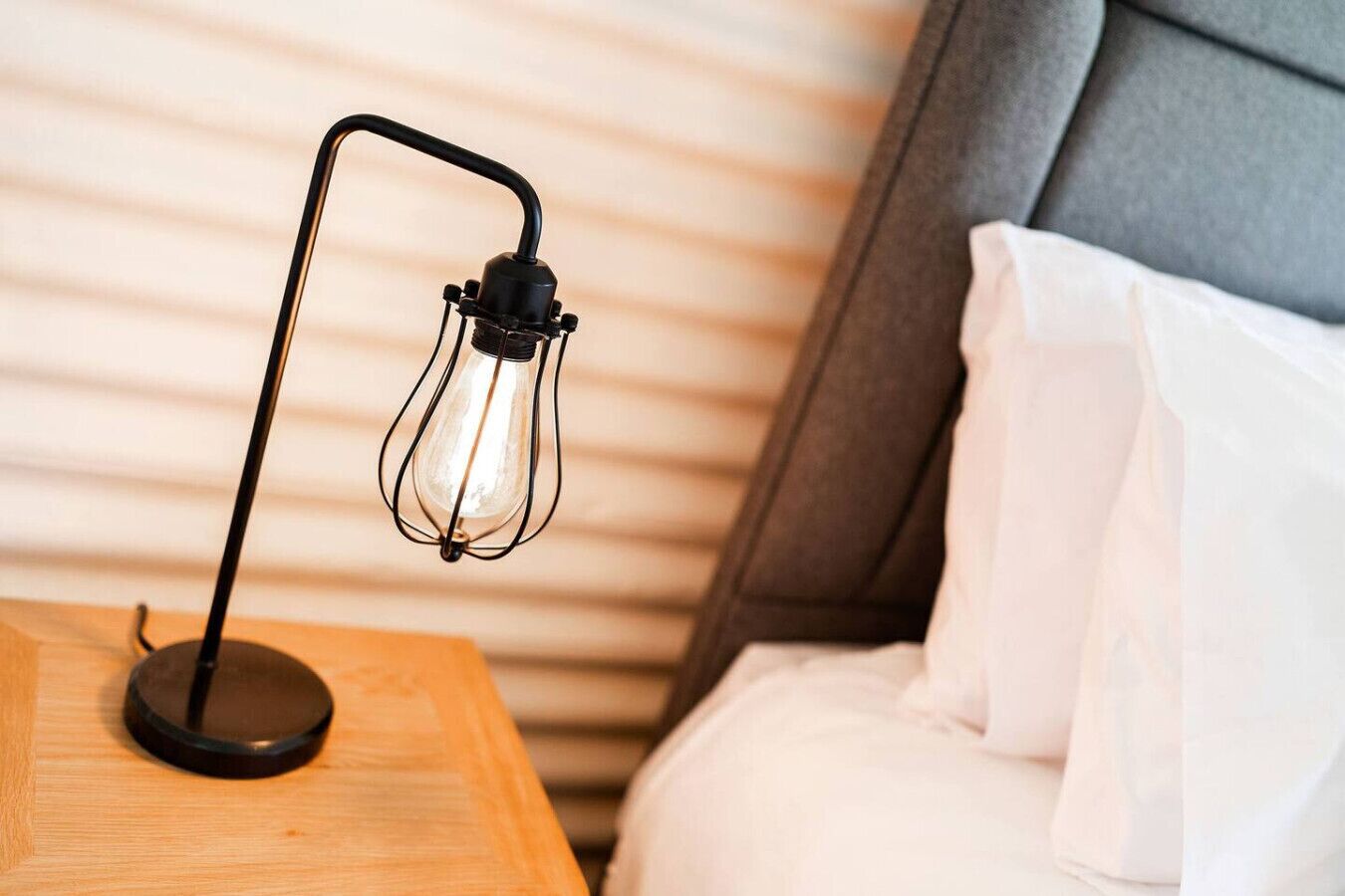 Escrivaninha, ferros/tábuas de passar roupa, berço de viagem