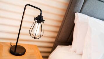 Escrivaninha, ferros/tábuas de passar roupa, berço de viagem