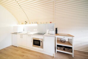 Réfrigérateur, micro-ondes, plaque de cuisson, bouilloire électrique