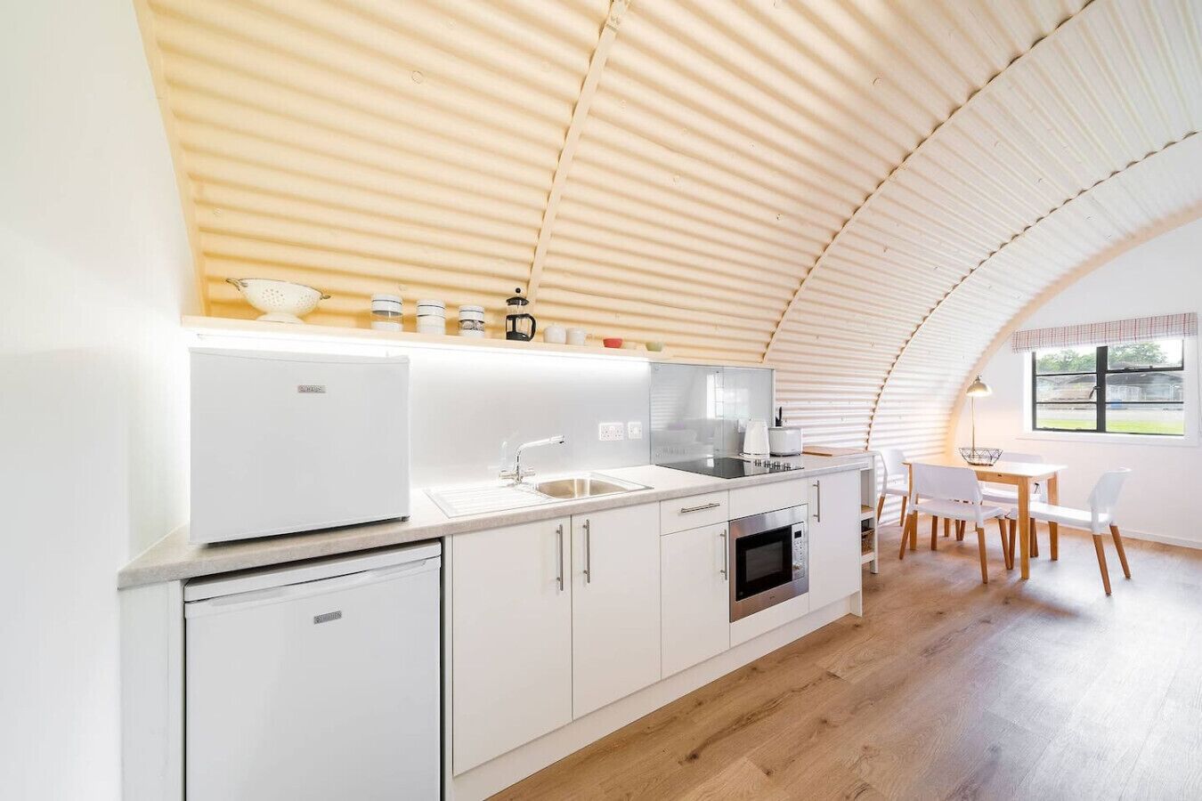 Réfrigérateur, micro-ondes, plaque de cuisson, bouilloire électrique