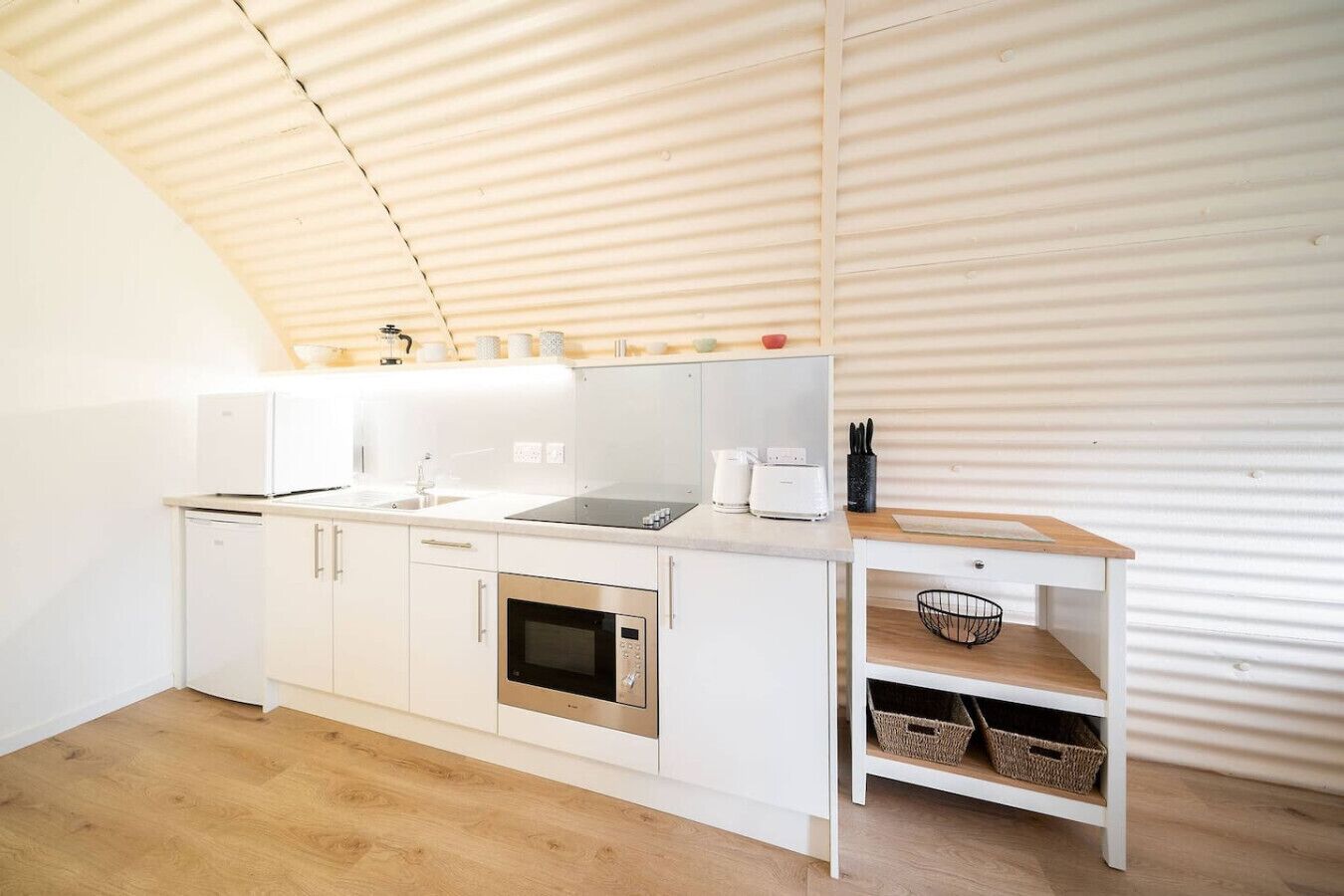 Kühlschrank, Mikrowelle, Herdplatte, Wasserkocher