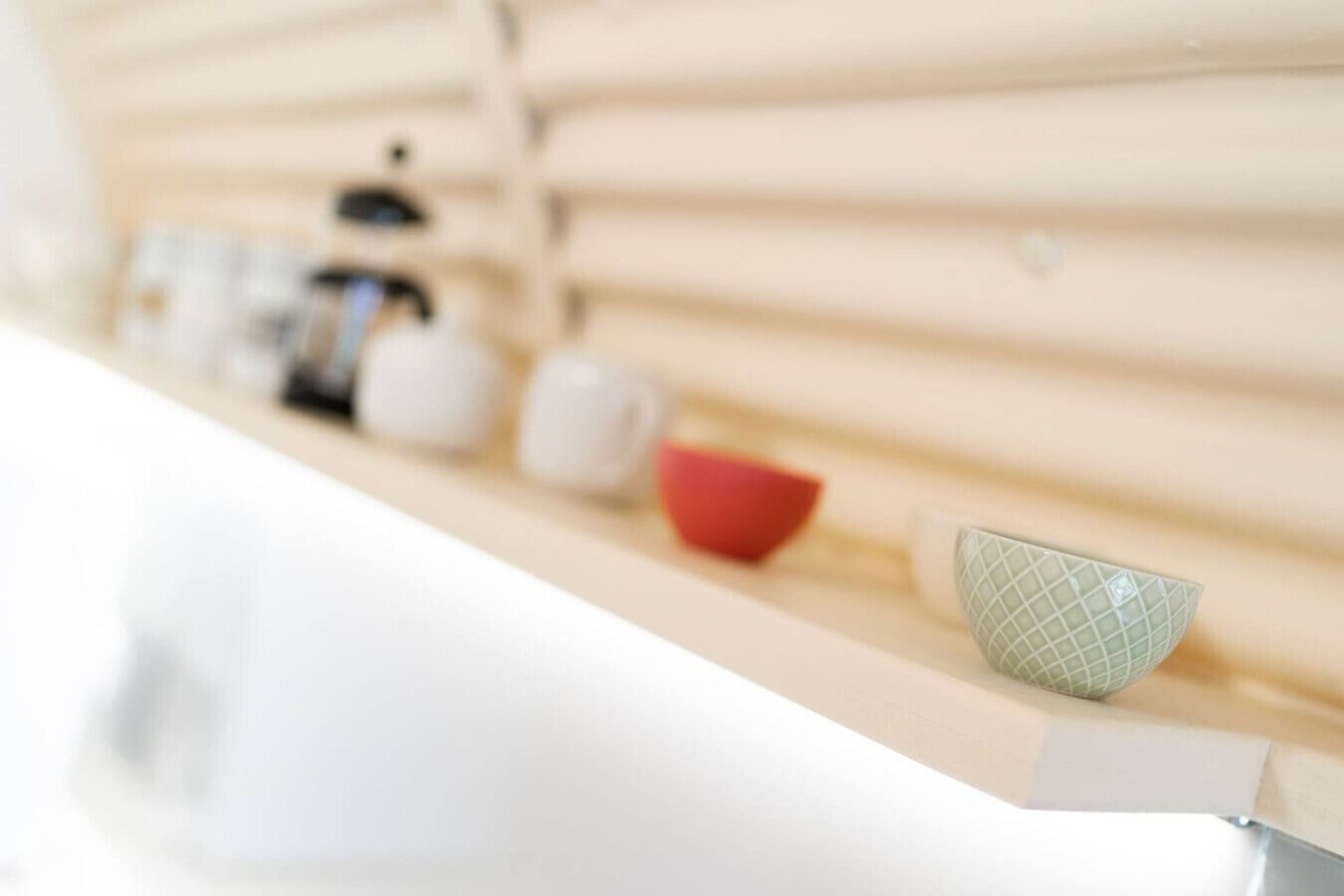 Una vista borrosa de una encimera de cocina con diversos utensilios de cocina.