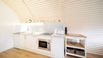 Refrigerador, microondas, placa de cocina, tetera/pava eléctrica