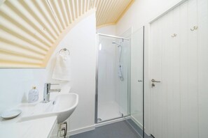 Douche, sèche-cheveux, serviettes fournies