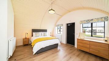 Escrivaninha, ferros/tábuas de passar roupa, berço de viagem