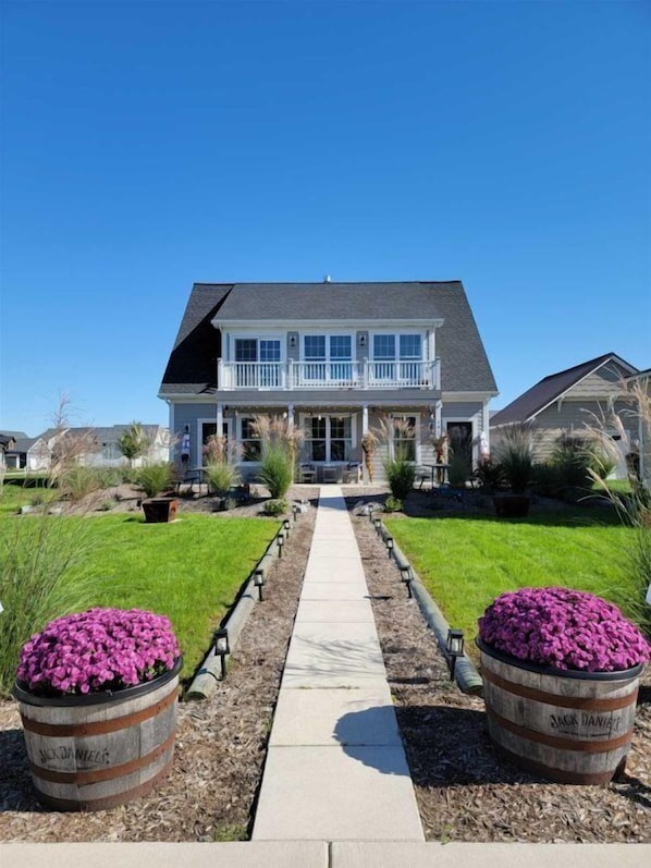 Cottage (Ottawa Farm House) | Extérieur