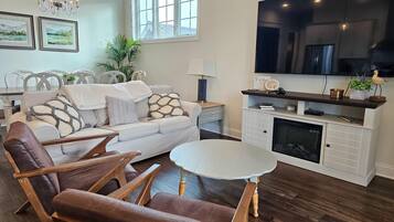 House, Multiple Beds (Blue Dog Landing) | Living area