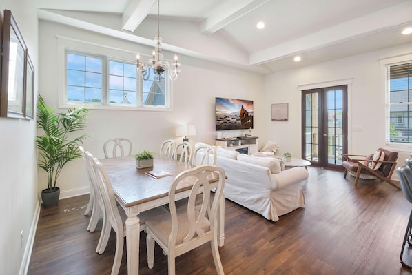 House, Multiple Beds (Blue Dog Landing) | Living area