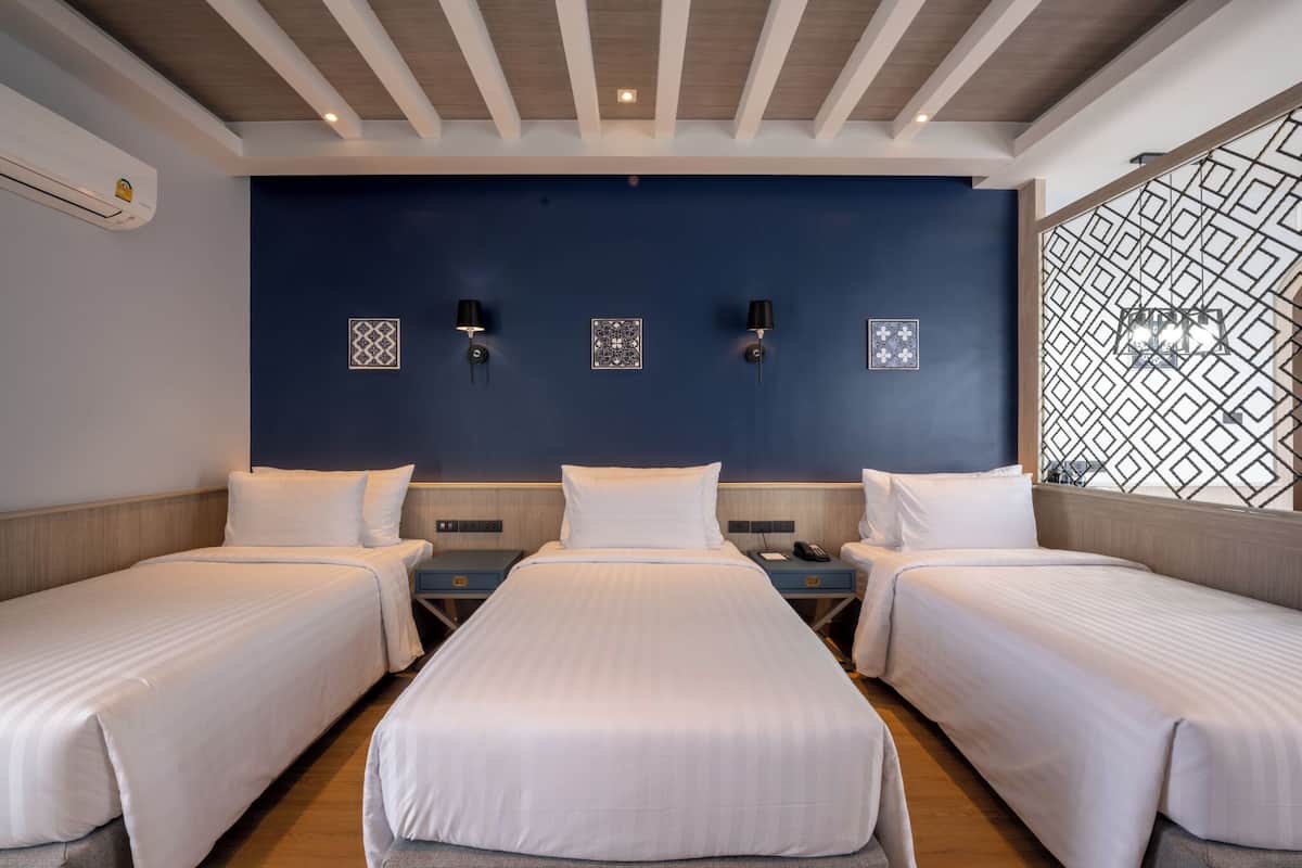 Habitación triple Deluxe | Minibar, caja fuerte, escritorio y espacio para trabajar con un portátil