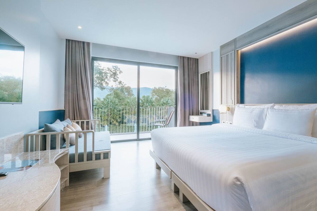 Deluxe Pool View Room | ミニバー、セーフティボック ス (室内)、デスク、ノートパソコン用作業スペース
