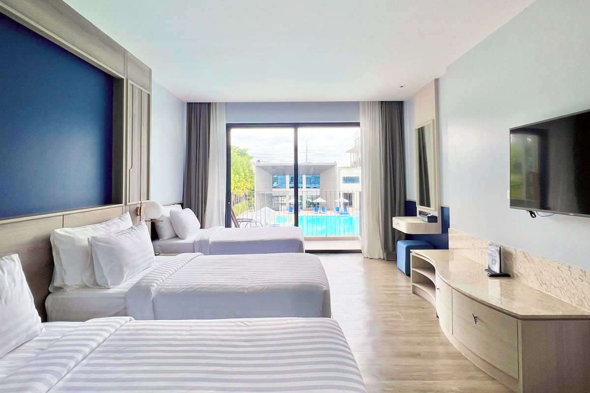 Deluxe Triple Pool View Room | Minibar, caja de seguridad en la habitación y escritorio