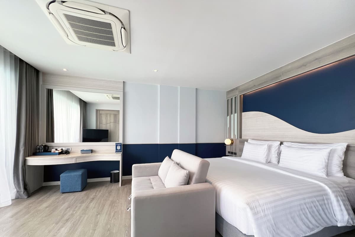 Habitación familiar | Minibar, caja fuerte, escritorio y espacio para trabajar con un portátil