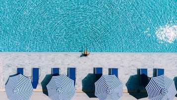 Piscina all'aperto, ombrelloni da piscina, lettini