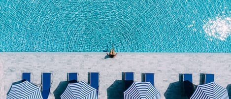 Piscina all'aperto, ombrelloni da piscina, lettini