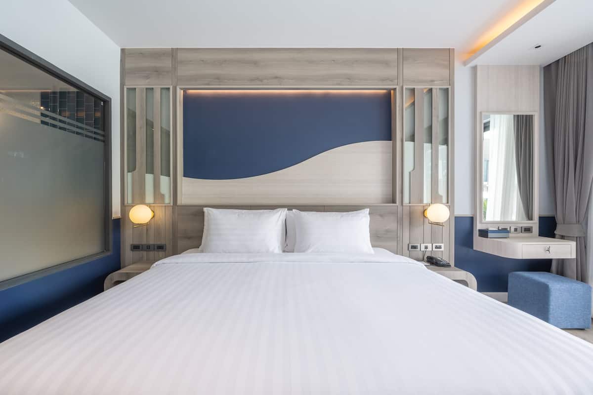 Deluxe Pool Access Room | Minibar, caja fuerte, escritorio y espacio para trabajar con un portátil