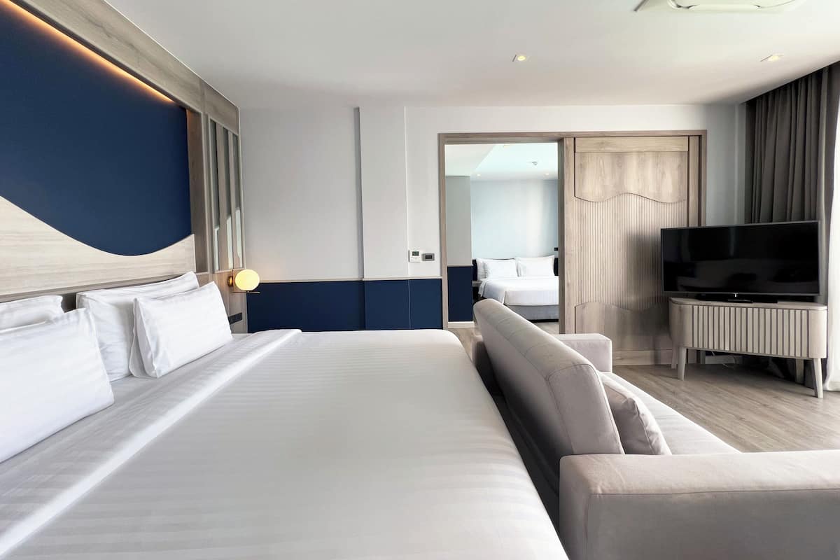 Habitación familiar | Minibar, caja fuerte, escritorio y espacio para trabajar con un portátil